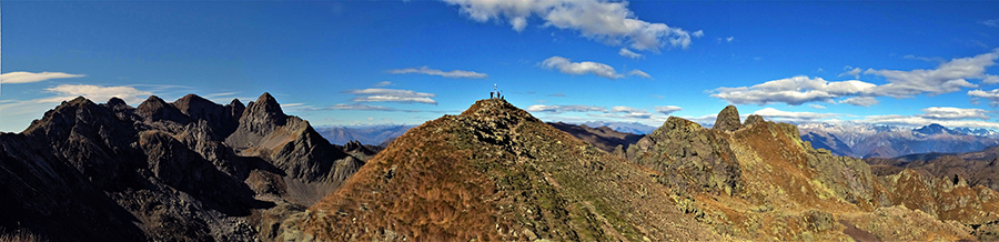 Vista panoramica in Cima di Valle Pianella (2349 m) e cime circostanti